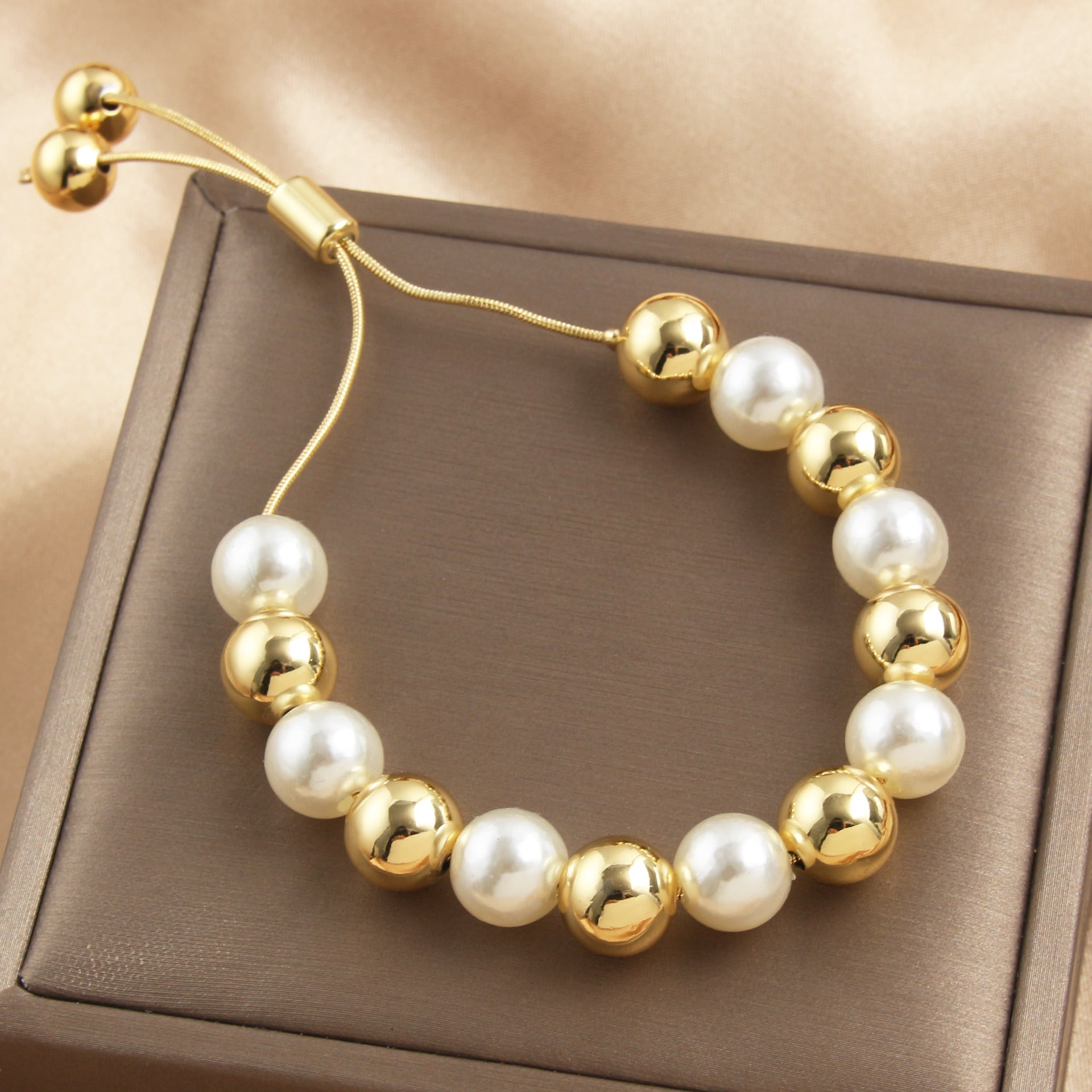 Retro-style Pearl Bracelet With A Pull-chain