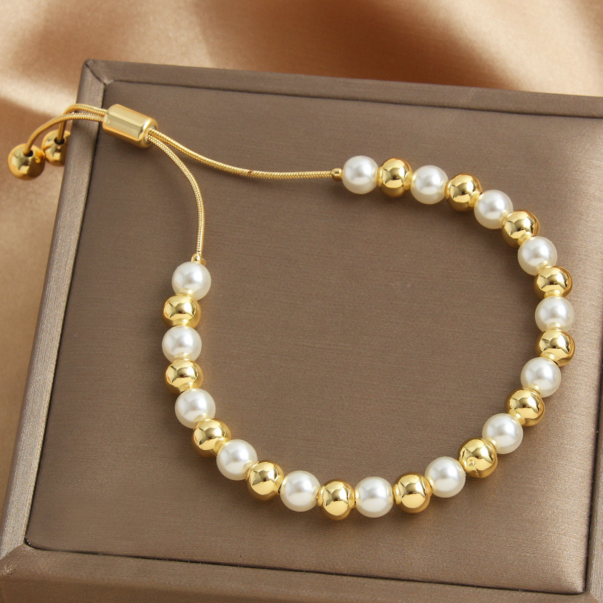 Retro-style Pearl Bracelet With A Pull-chain