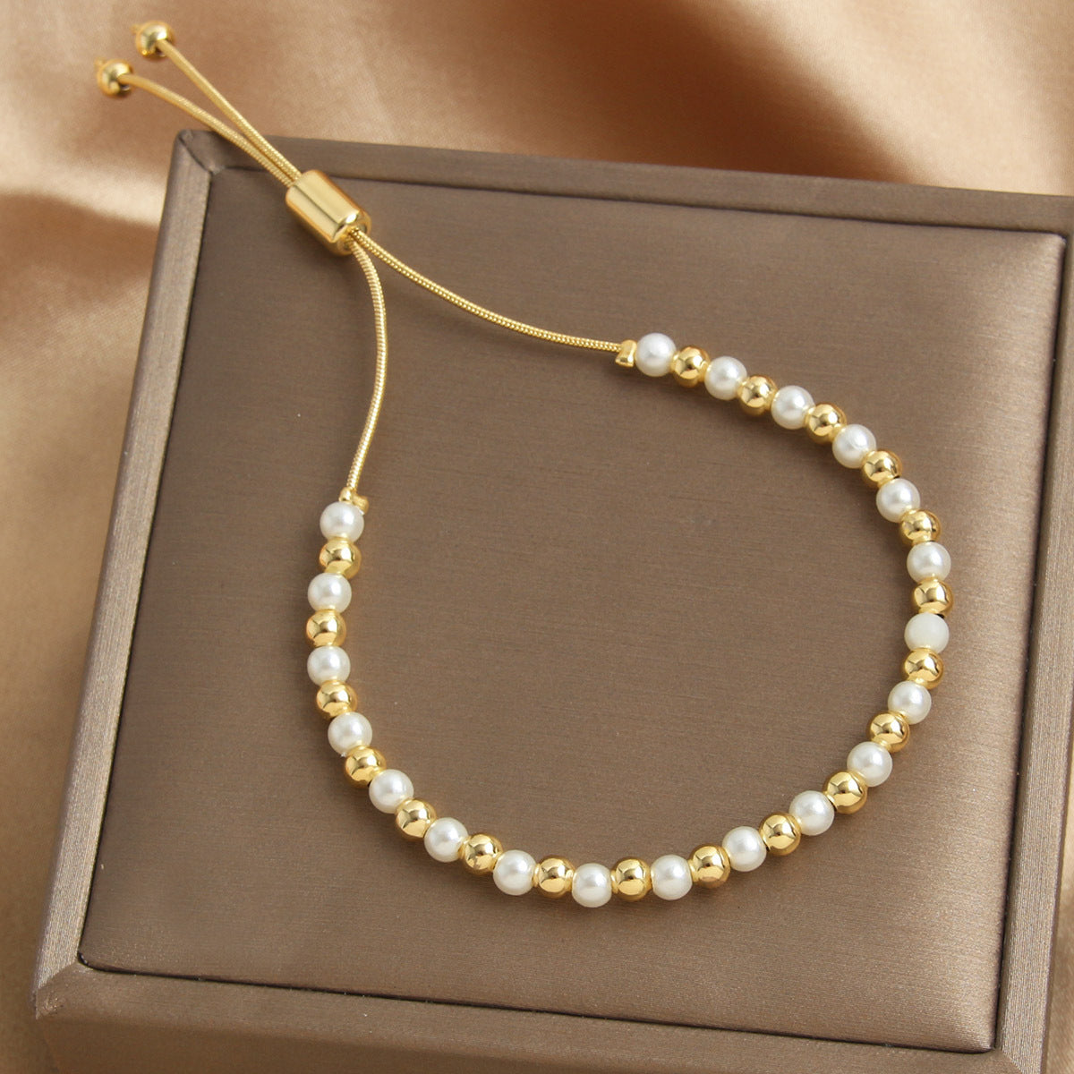 Retro-style Pearl Bracelet With A Pull-chain