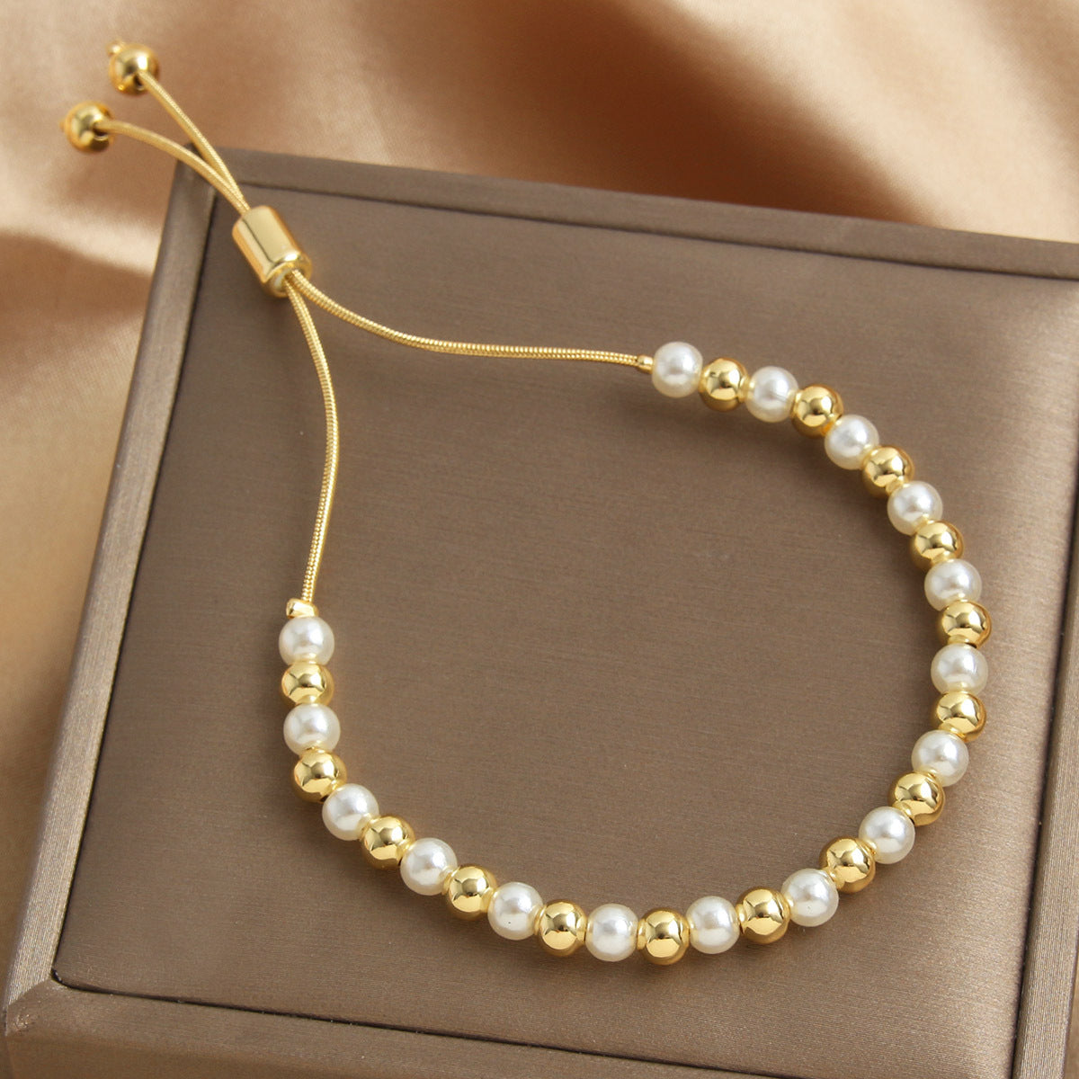 Retro-style Pearl Bracelet With A Pull-chain
