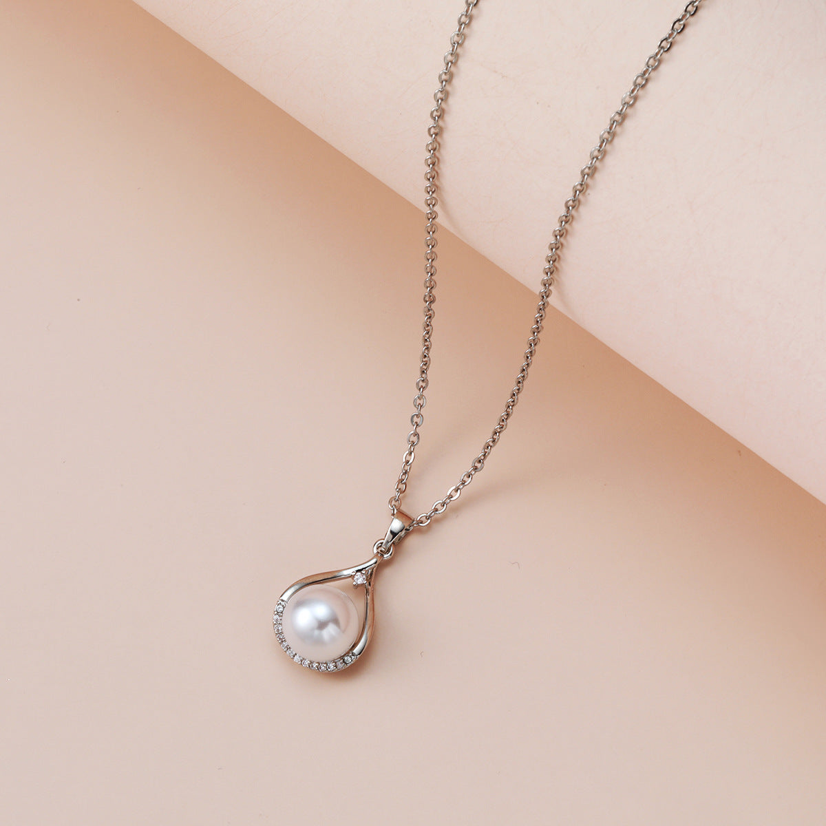 Elegant And Versatile Necklace Featuring Imitation Natural Freshwater Pearls