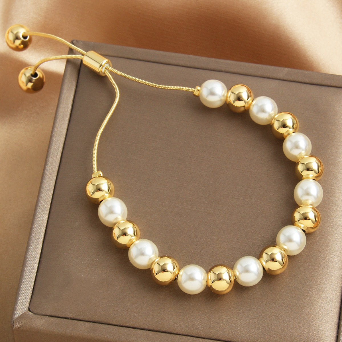 Retro-style Pearl Bracelet With A Pull-chain